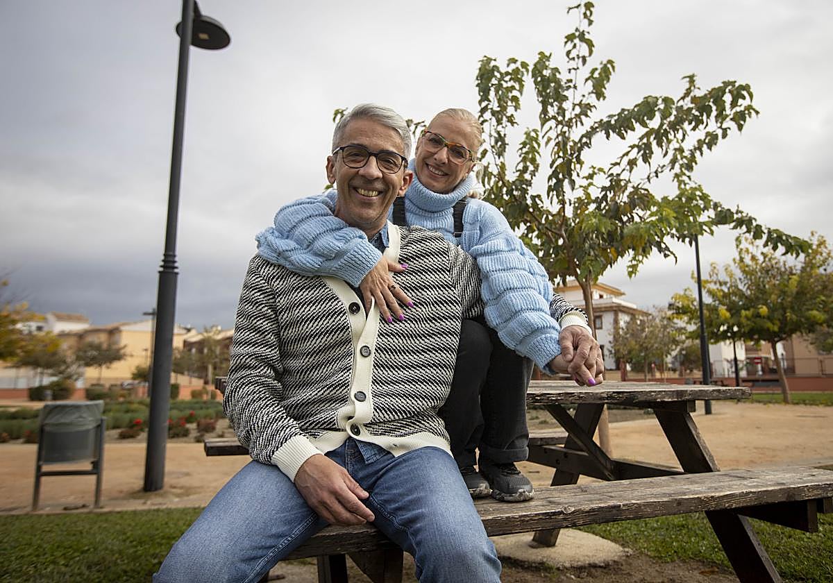 Óscar disfruta junto a su esposa Amparo en el parque Benjamín Ferrer de Armilla.