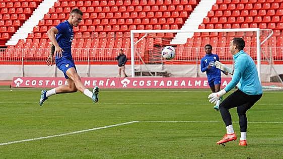 El joven Marezi remata ante el veterano Fernando Martínez.