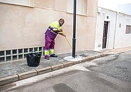Un peón limpia en una calle de Cabo de Gata.