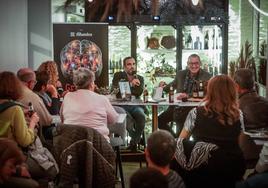 Un momento de la charla entre Quico Chirino y Francisco Álvarez de la Chica, anoche en Granada Noir.