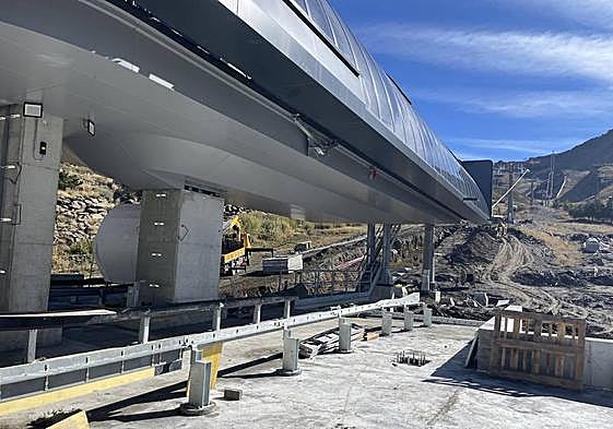 Obras en la estación inferior del nuevo Telecabina Al Ándalus, que se ejecutan en estos momentos en Pradollano a 2.100 metros de altura.