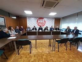 Firma de las tablas salariales, este viernes.