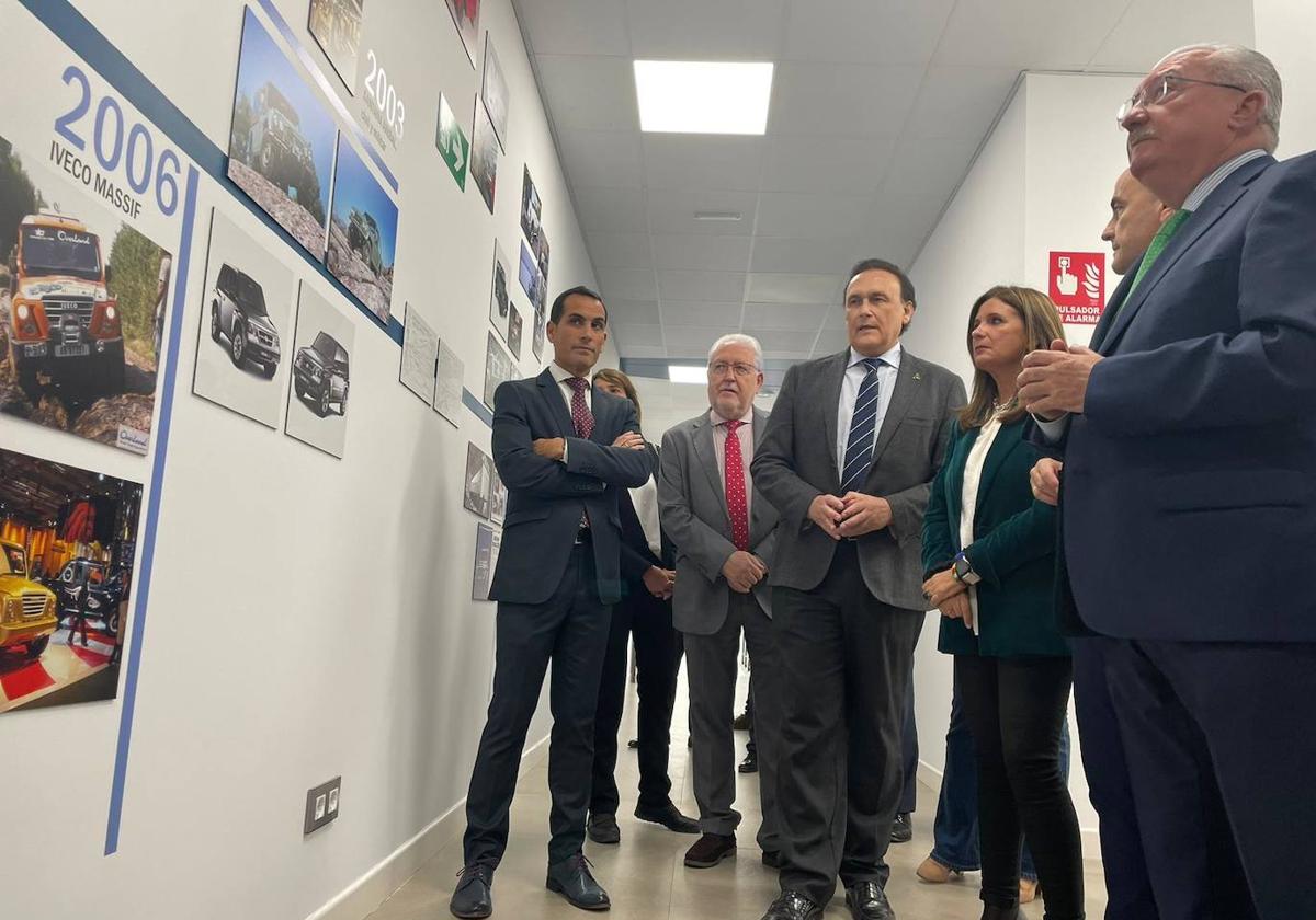 Visita del consejero de Universidad a las instalaciones de Cetemet con la alcaldesa de Linares, entre otros.