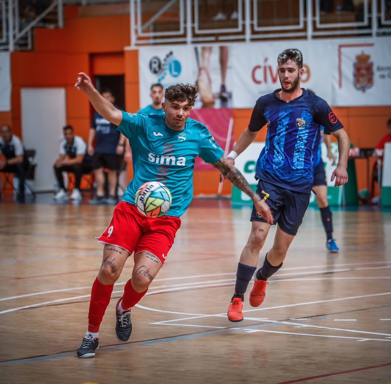 Un jugador del Sima Granada intenta avanzar con el balón.