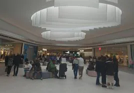 Clientes en el Centro Comercial Jaén Plaza, este sábado.