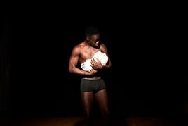 Thimbo Samb, durante la representación de 'El sueño es vida'.