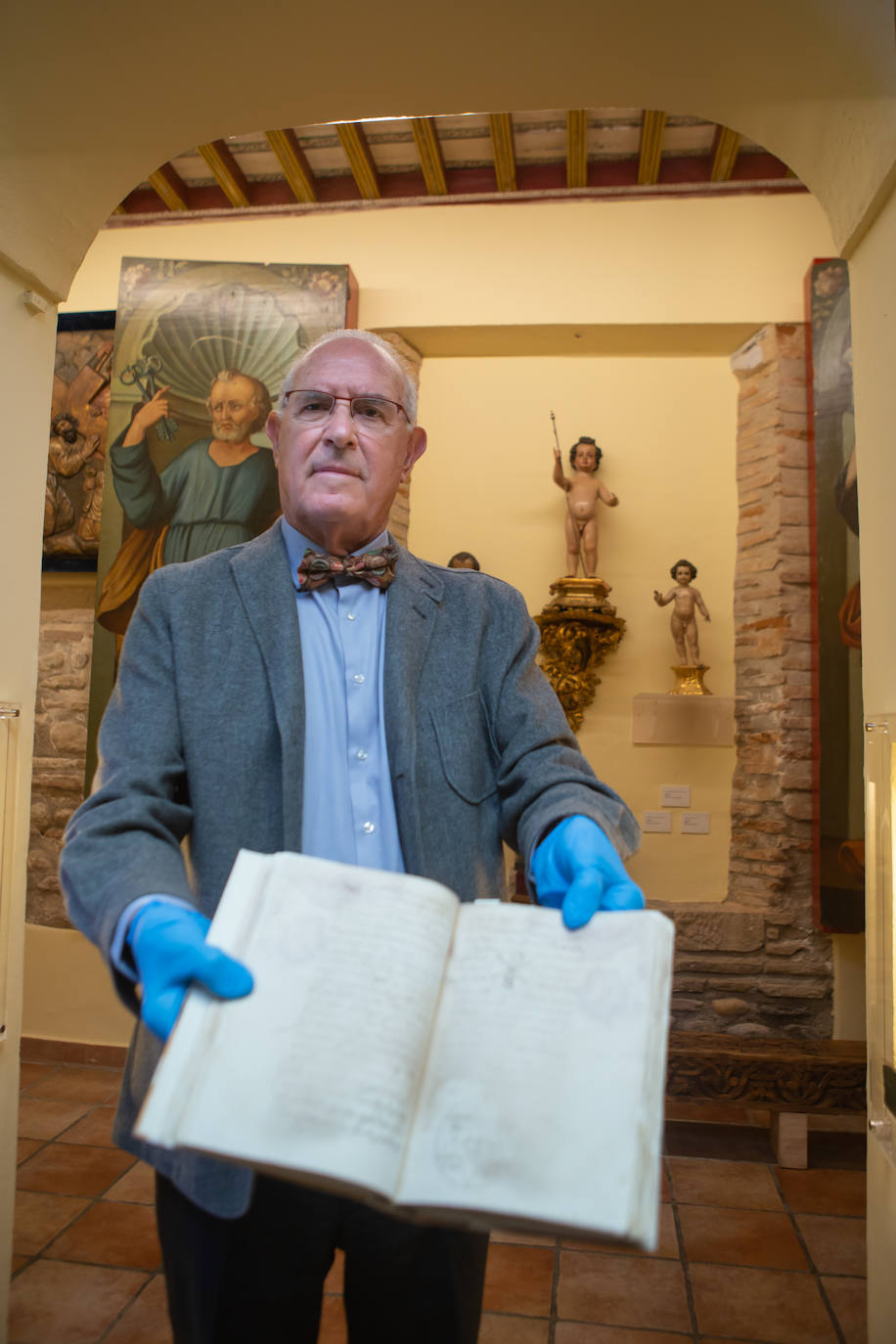 Carlos Ballesta muestra el libro.
