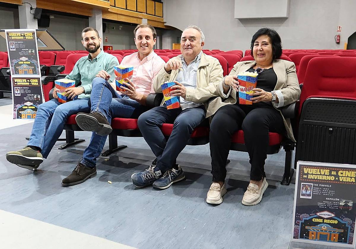 El Cine Regio se encuentra ubicado en el bajo de un edificio de 4 plantas en la calle Radio Nacional.