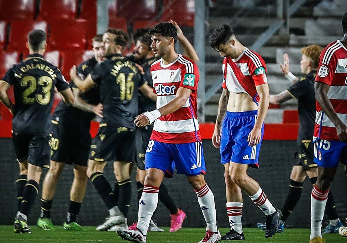 Los futbolistas del Recreativo digieren uno de los goles del Castellón en Los Cármenes.