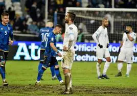 Futbolistas de Israel, preocupados tras la derrota en Kosovo sobre el barrizal.