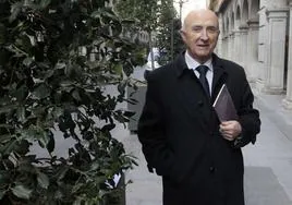 José María Castillo paseando por la calle Ángel Ganivet en 2012.