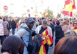 Dani, un senegalés veinteañero, ha vendido este domingo todas sus banderas de España en Plaza Nueva.