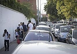 Estudiantes llegando a sus colegios en Almería, con padres aparcados en doble fila.