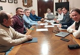 El alcalde y concejales, con representantes vecinales y ecologistas, el pasado viernes.
