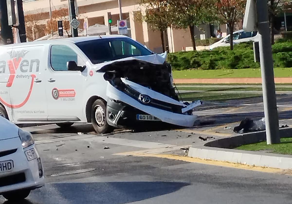 Estado en el que ha quedado la furgoneta tras la colisión.
