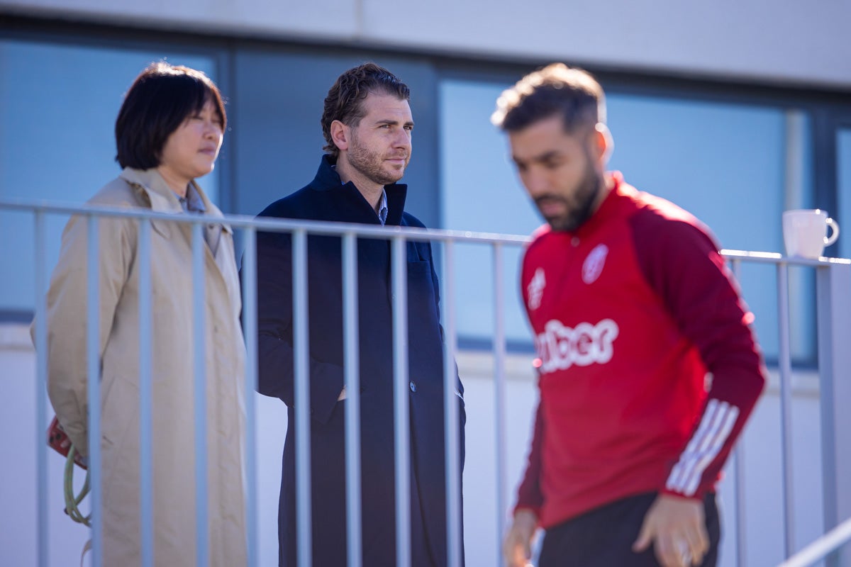 Las imágenes del entrenamiento del Granada con la presidenta por sorpresa