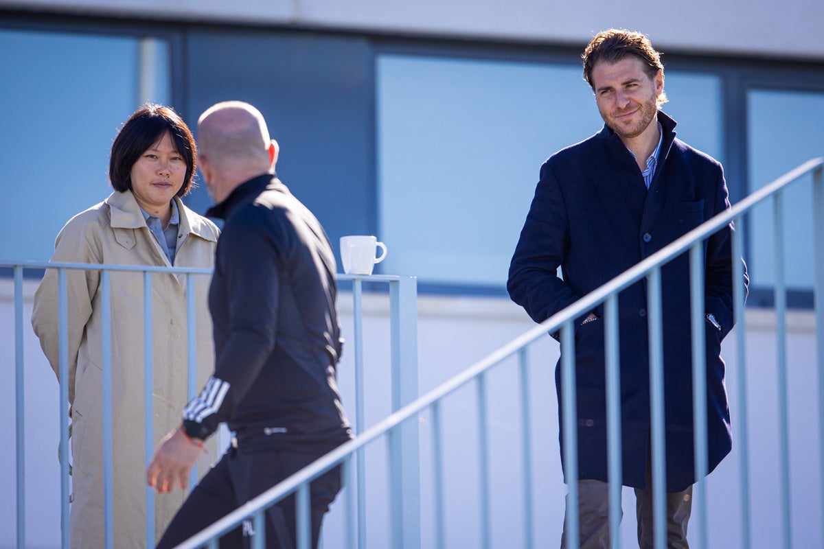 Las imágenes del entrenamiento del Granada con la presidenta por sorpresa