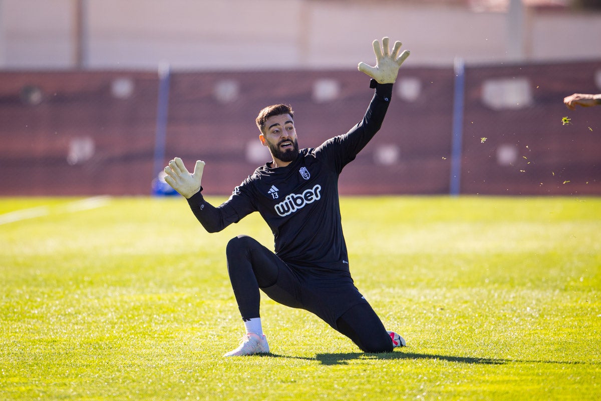 Las imágenes del entrenamiento del Granada con la presidenta por sorpresa