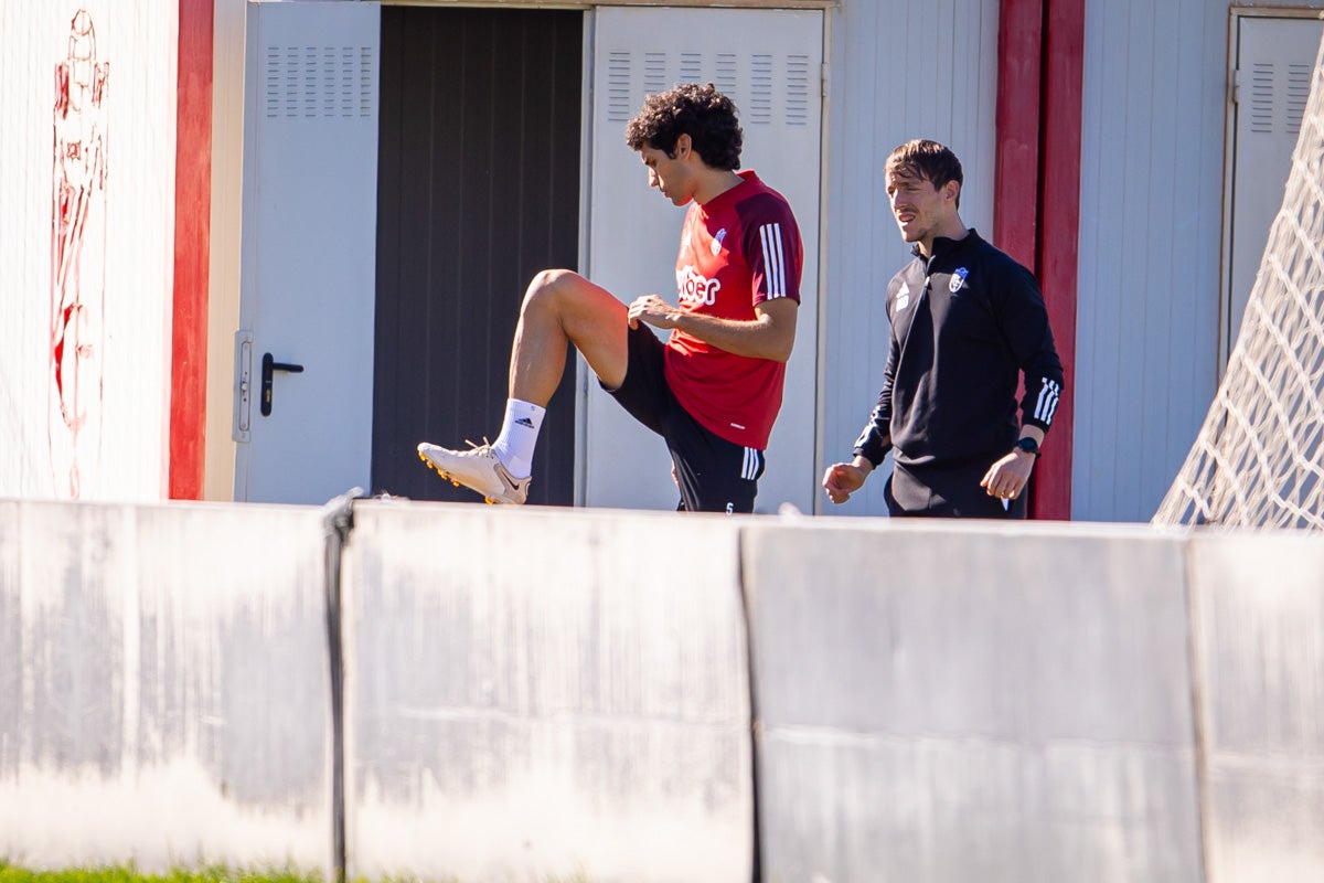 Las imágenes del entrenamiento del Granada con la presidenta por sorpresa