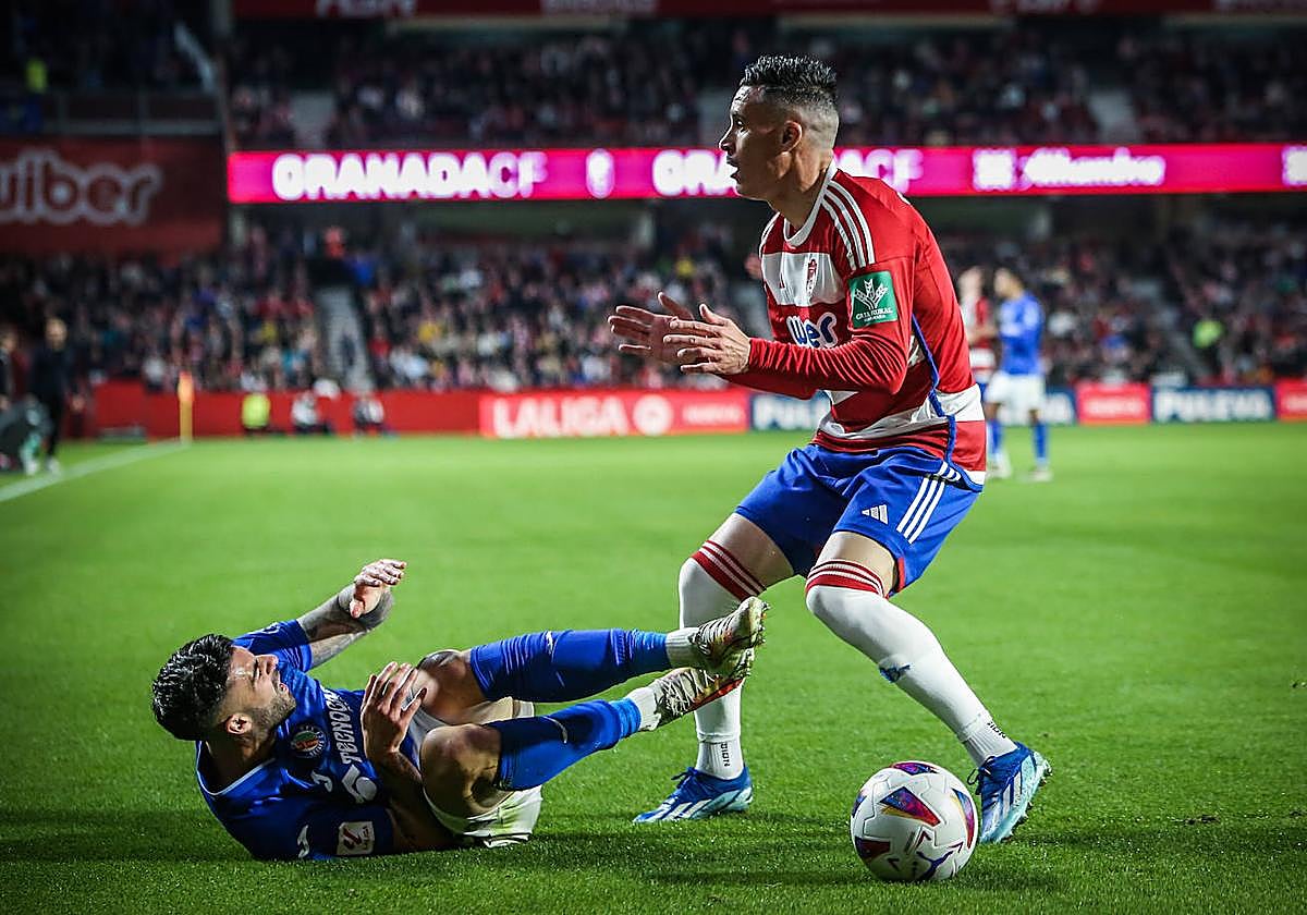 José Callejón se queda perplejo después de que le señalaran una falta en ataque en el tramo final del partido.