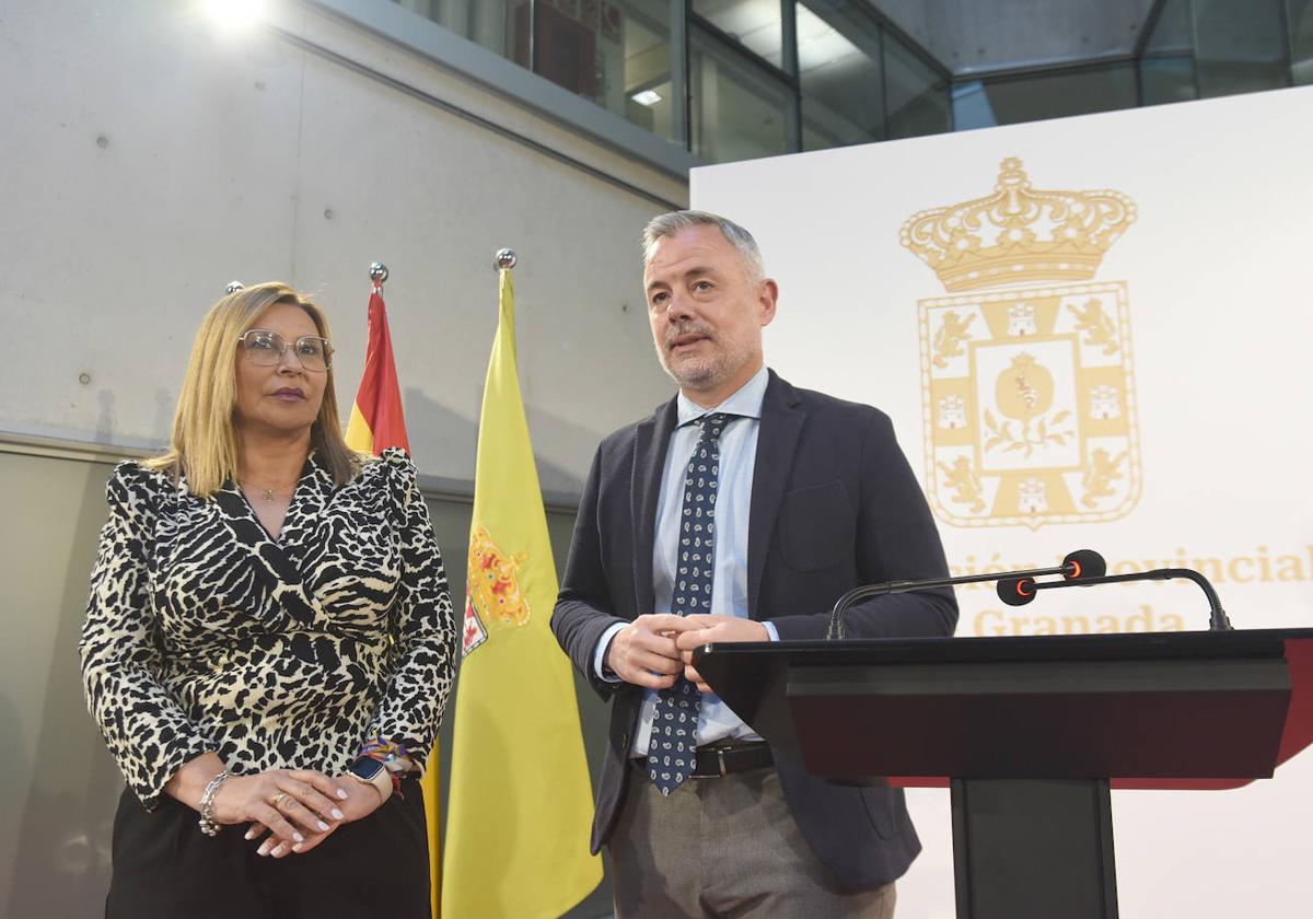 Los diputados Nicolás Navarro y Ana María Molina presentan esta rebaja para los ayuntamientos.