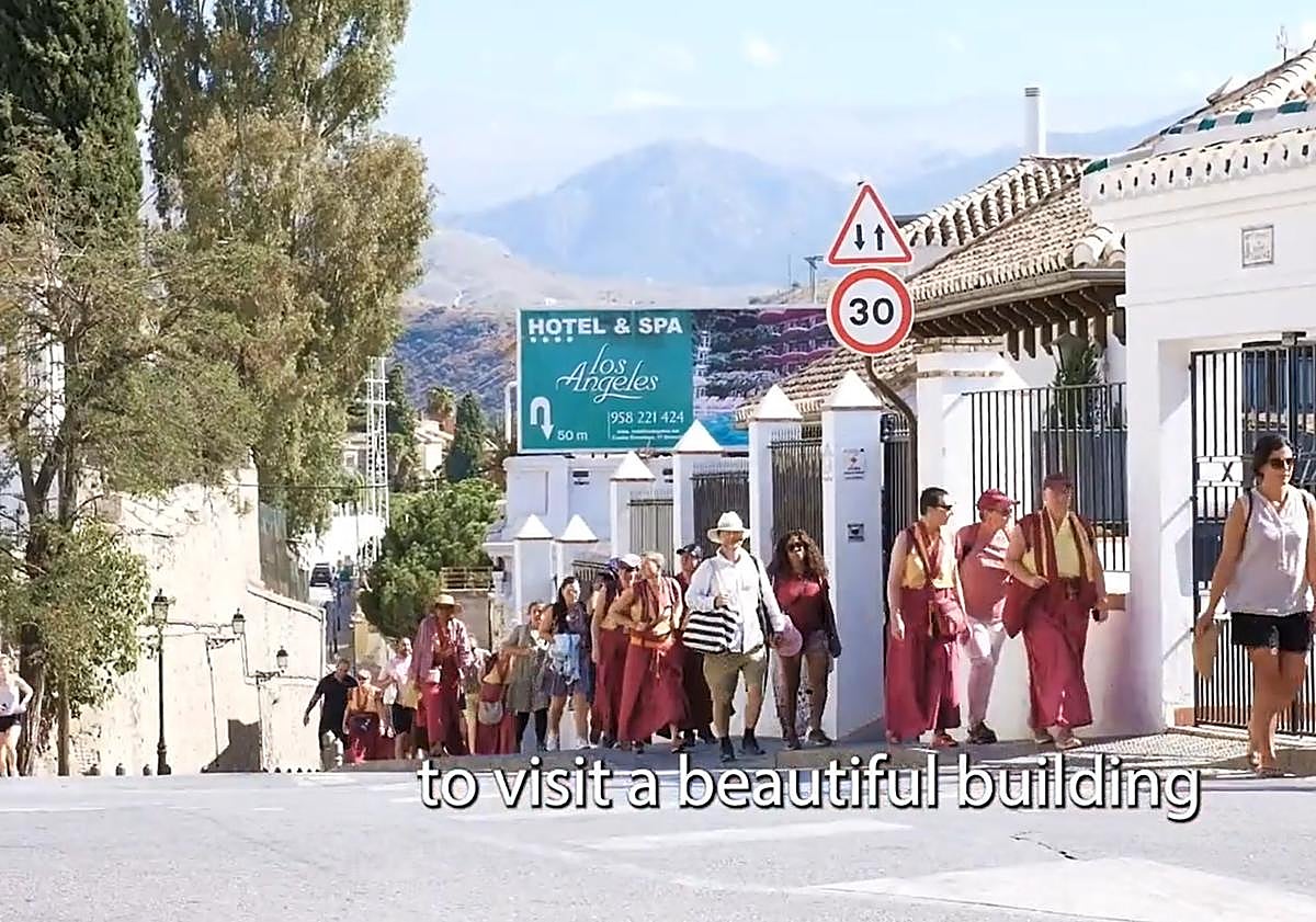 Imagen principal - Visitanes de la Nueva Tradición Kadampa, en el templo del Realejo. 