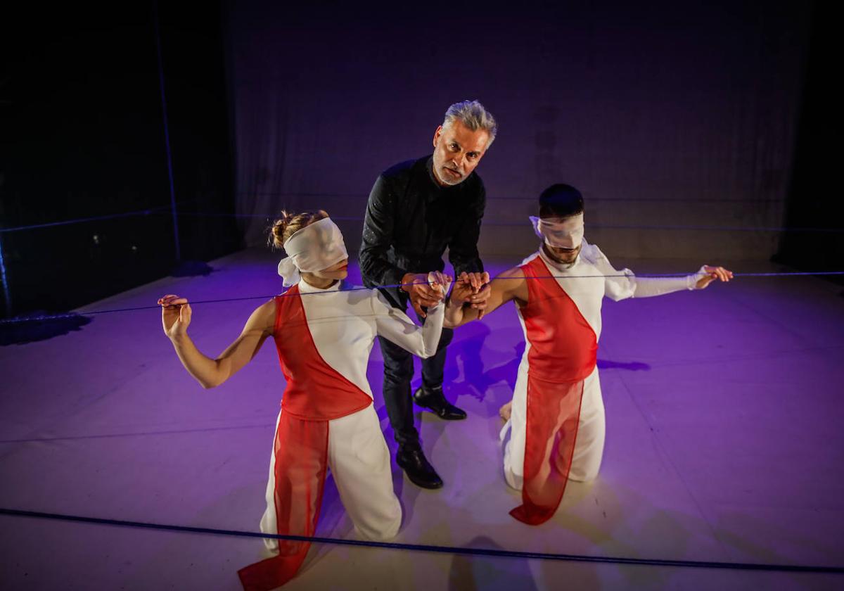 Omar Meza, en el centro, con María José Casado y Raúl Durán, protagonistas de 'Tú y yo'.