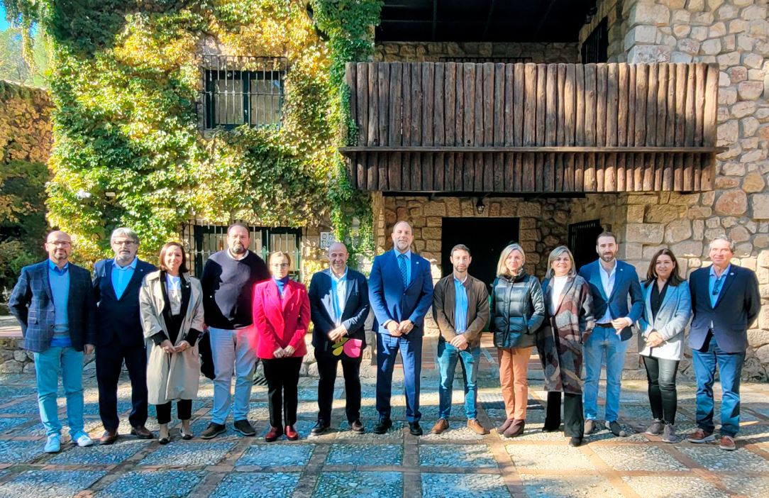 El rector Nicolás Ruiz con su equipo de gobierno en las afueras de la Casa Forestal Torre del Vinagre.