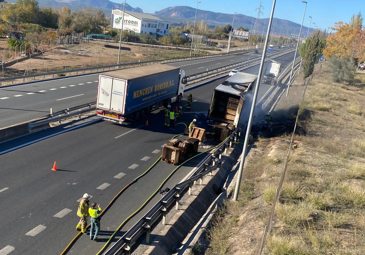 Los bomberos apagan la carga del camión en la GR-30.