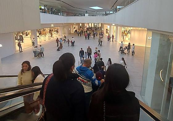 Clientes el pasado sábado visitando el Jaén Plaza.