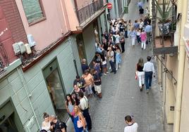 Colas para entrar en el bar Ávila de la calle Verónica de la Virgen