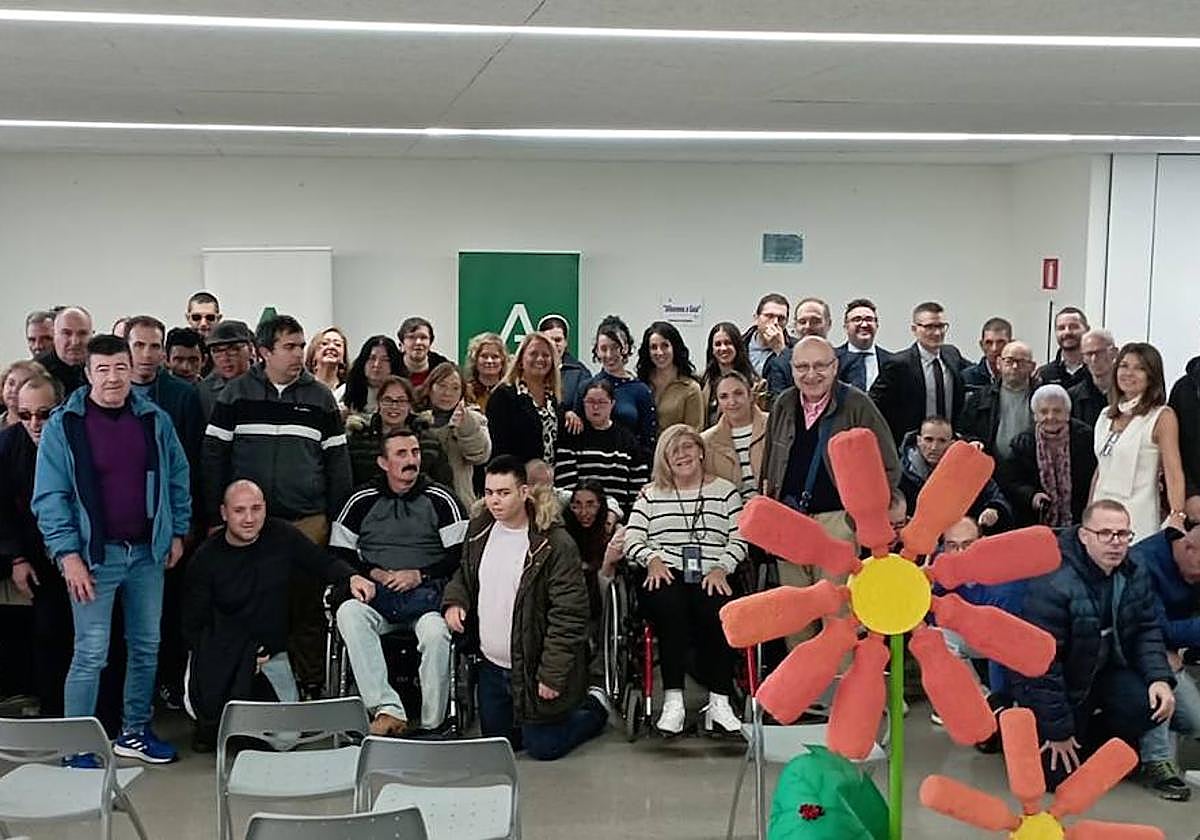 Parte de los colectivos que han participado en las exposiciones.