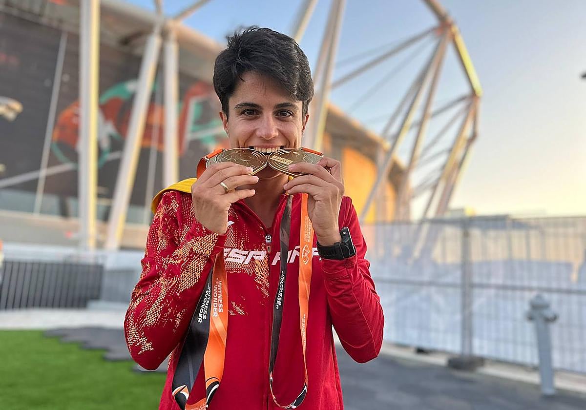 María Pérez muerde sus dos medallas de oro en Budapest.