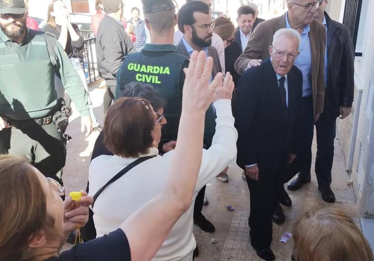 José Antonio Torres, entrando al Consistorio.