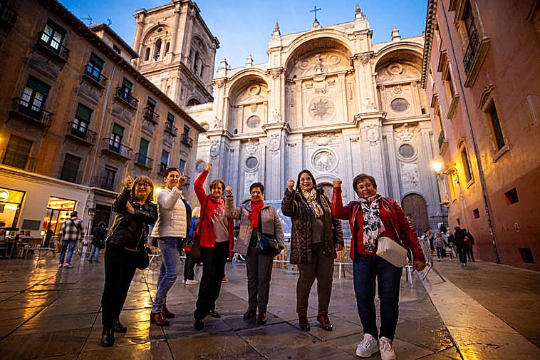Conchi, Mari Carmen, Angelina, María Luisa, Encarni y Chari, trabajadoras del telar de La Zubia, celebran su victoria 41 años después, en la plaza de la catedral.