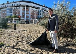 Javier Padorno en uno de los parques caninos en «mal estado».