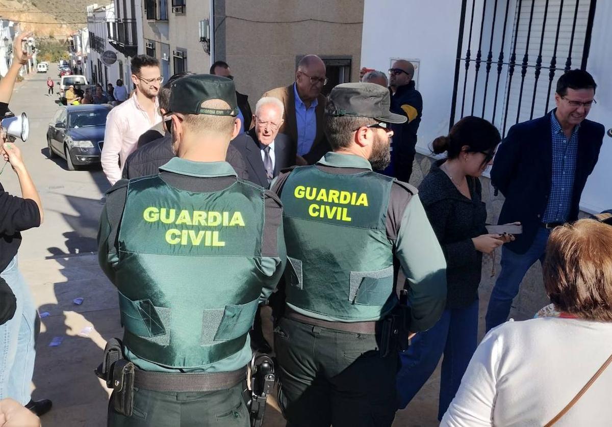 Torres, a su llegada al Ayuntamiento de Chercos para participar el pleno.