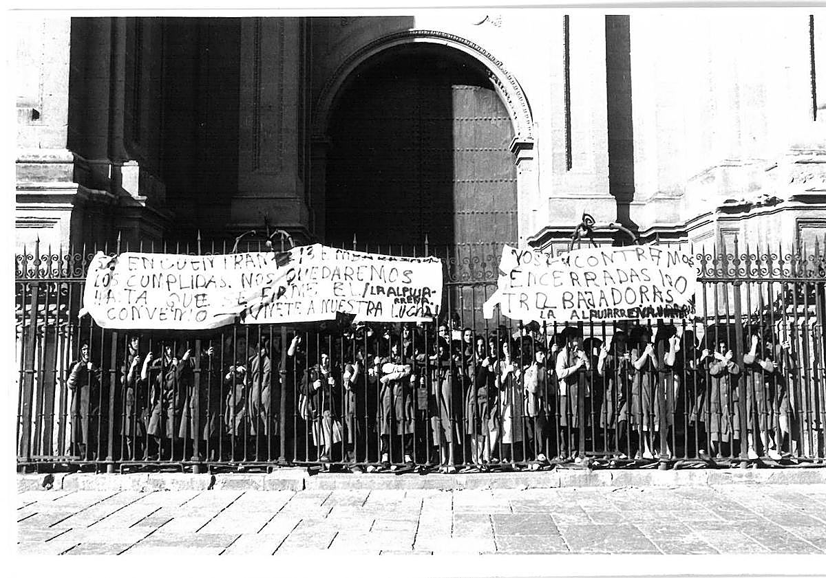 Imagen principal - Imágenes y noticias aparecidas en la prensa durante los días del encierro. 