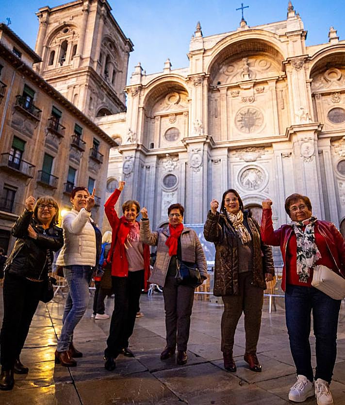 Imagen secundaria 2 - Las antiguas trabajadoras reunidas por IDEAL para rememorar los 41 años del encierro de 1982.