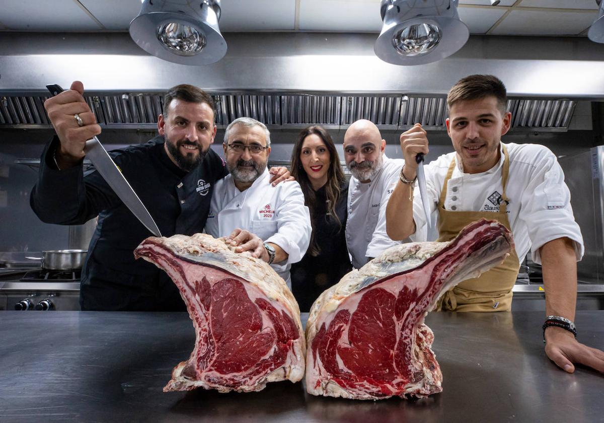 Responsables de Cortijo Luján junto a los chefs presentan las primeras chuletas de buey pajuno.