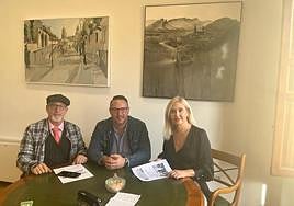 Salvador Navas y José Fernando Cabrera junto a la concejala de Cultura María Espejo.