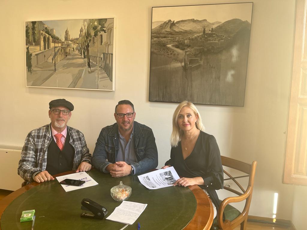 Salvador Navas y José Fernando Cabrera junto a la concejala de Cultura María Espejo.