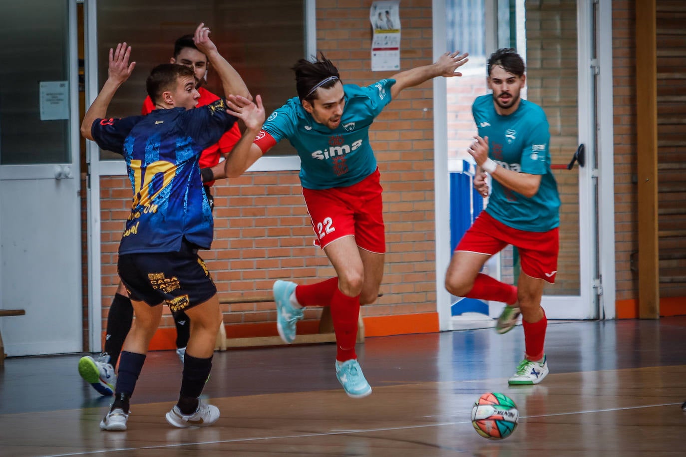 Avance con el balón de un jugador del Sima Granada.