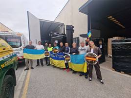 Representantes de la asociación Viva Ucrania y de los Guardias Civiles Solidarios, ante el camión que han hecho llegar desde Granada.