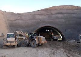 Nuevo avance en el AVE Murcia-Almería: Adif culmina el cale de la boca sur del túnel El Rincón