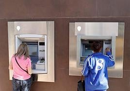 Los límites de cada banco para sacar dinero en efectivo en los cajeros