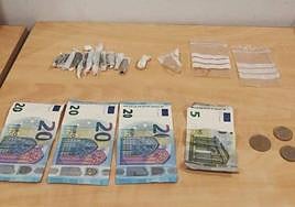 Sustancias y dinero en efectivo requisados al joven en Guadix.