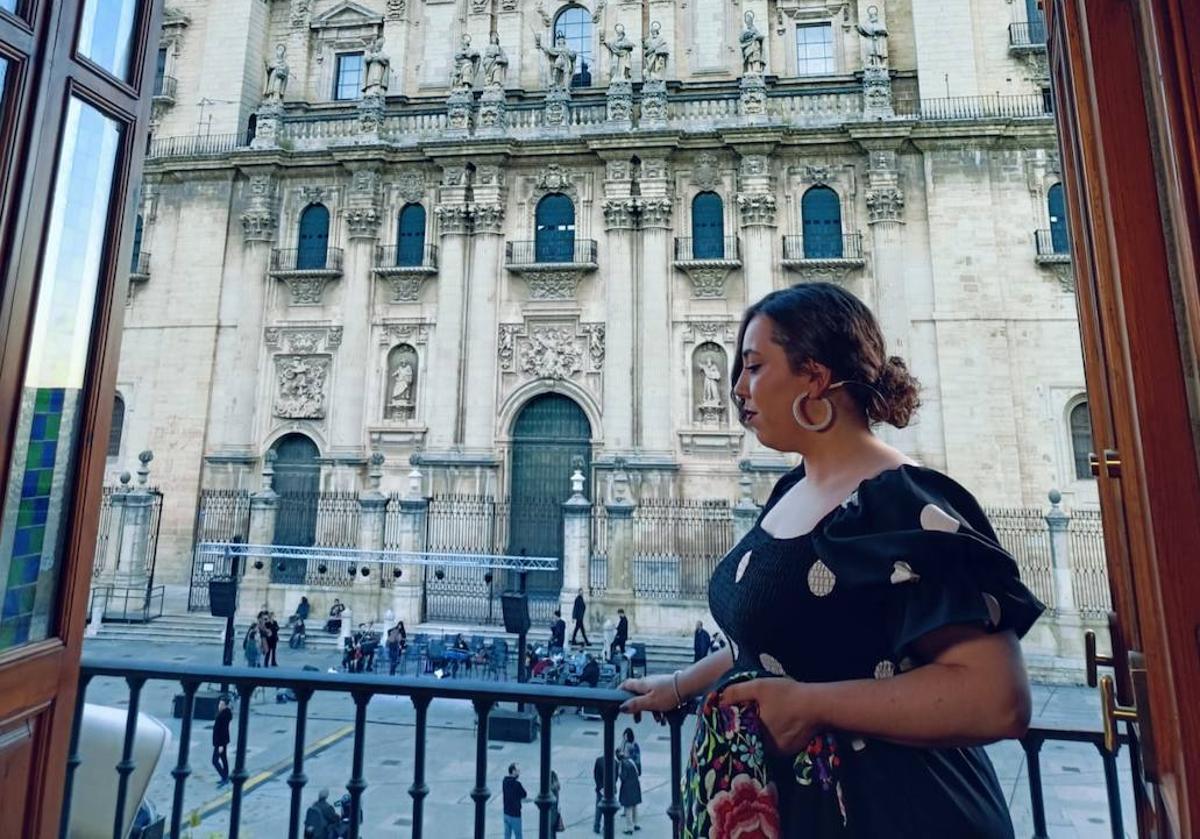 Alba Martos canta desde el balcón del Ayuntamiento de Jaén.