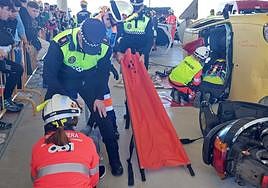 Un momento del simulacro de accidente de tráfico con los efectos del 112 actuando.