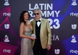Andrea Bocelli posa con sus pareja, Veronica Berti, en la alfombra roja de los Grammy Latinos en Sevilla